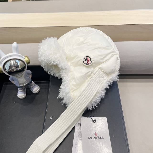 Moncler 2024冬季羊羔毛雷锋帽子女羽绒绑带设计户外骑行防风防寒护耳帽