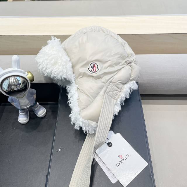 Moncler 2024冬季羊羔毛雷锋帽子女羽绒绑带设计户外骑行防风防寒护耳帽