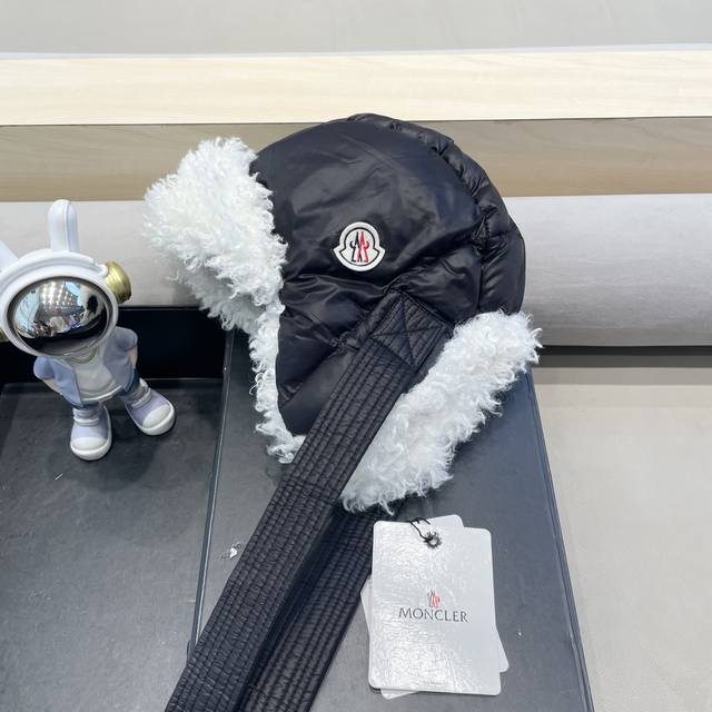 Moncler 2024冬季羊羔毛雷锋帽子女羽绒绑带设计户外骑行防风防寒护耳帽