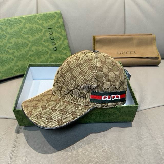 配盒子布袋，Gucci 古奇 春夏新款原单棒球帽， Logo织带，1:1开模订制，原版帆布料+头层牛皮，代购热门，男女可用百搭款，质量超赞！基础头围56，贴片可 - 点击图像关闭