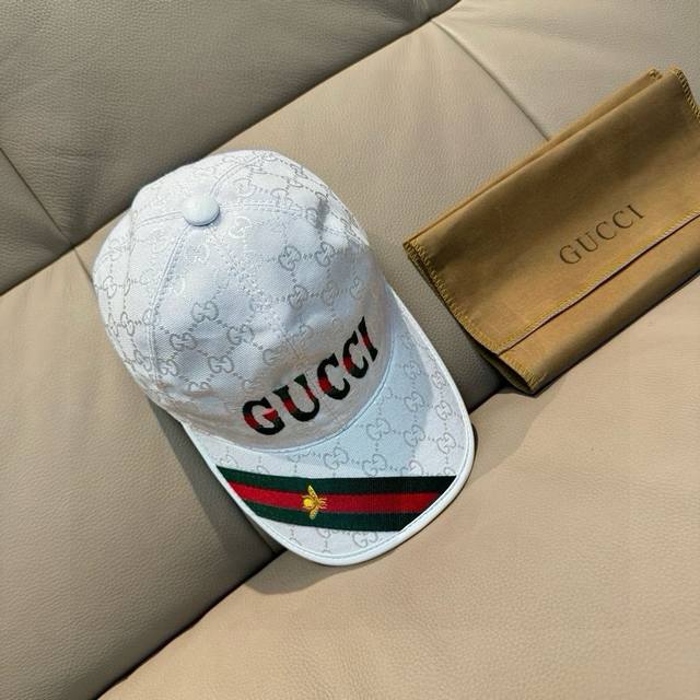 配盒子布袋，Gucci 古奇 新款原单棒球帽，1:1开模订制，重工刺绣，细节可媲美专柜，原版帆布料+头层牛皮，质量超赞！帅男靓女首选，时尚百搭。基础头围56，贴