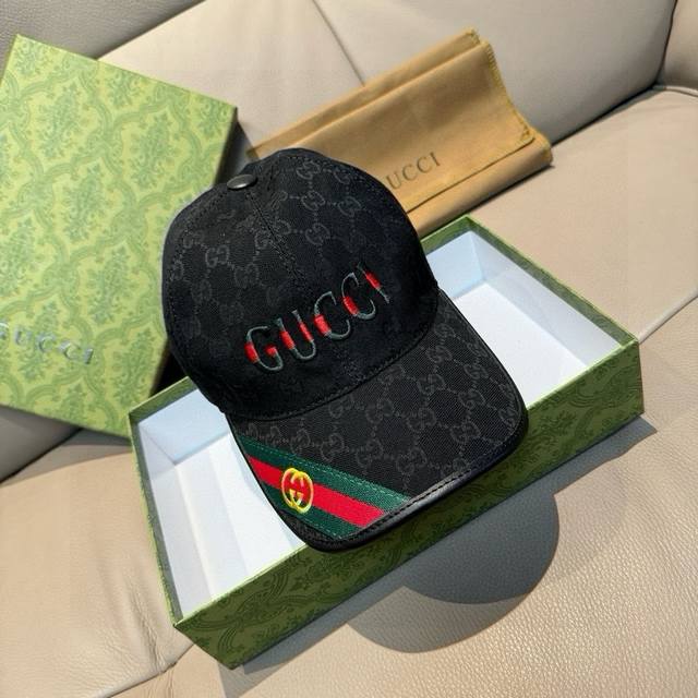 配盒子布袋，Gucci 古奇 新款原单棒球帽，双G织带。1:1开模订制，重工刺绣，细节可媲美专柜，原版帆布料+头层牛皮，质量超赞！帅男靓女首选，时尚百搭。基础头