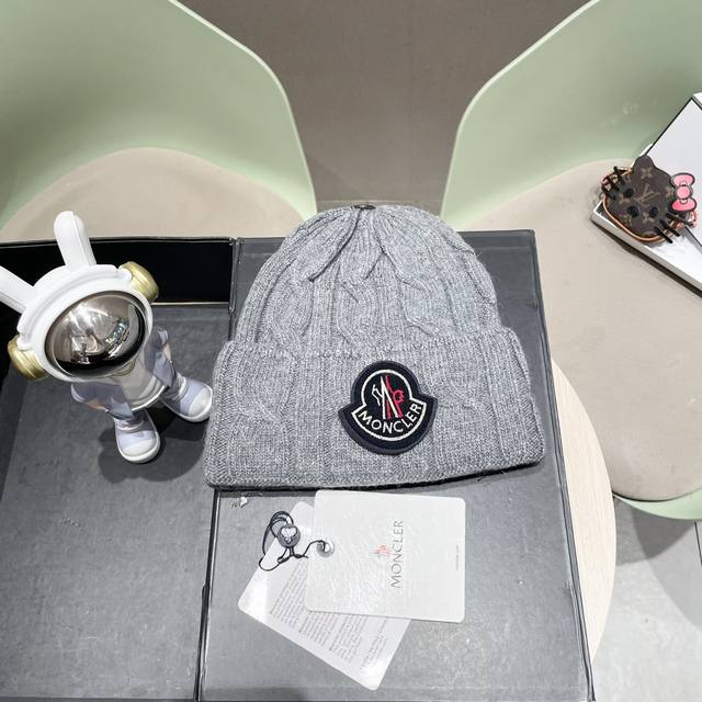 Moncler2024新款秋冬绞花针织帽子女不规则卷边保暖堆堆帽护耳包头毛线帽