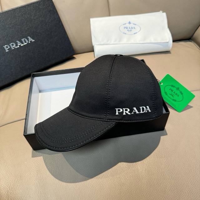 配盒子布袋，Prada 普拉达 新款原单棒球帽， 刺绣Logo，专柜1:1开模订制，原版纯棉布料+头层牛皮，轻盈透气！质量超赞，基础头围56，贴片可调节。