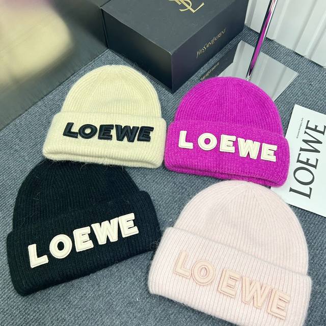 跑量 Loewe秋冬安哥拉兔毛羊毛针织厚翻边毛线帽 年末重磅高颜值仙女针织帽，超仙的安哥拉兔羊毛， 色系很甜美，巨百搭，不挑头型，手感软糯无比 高弹力兔羊毛不变