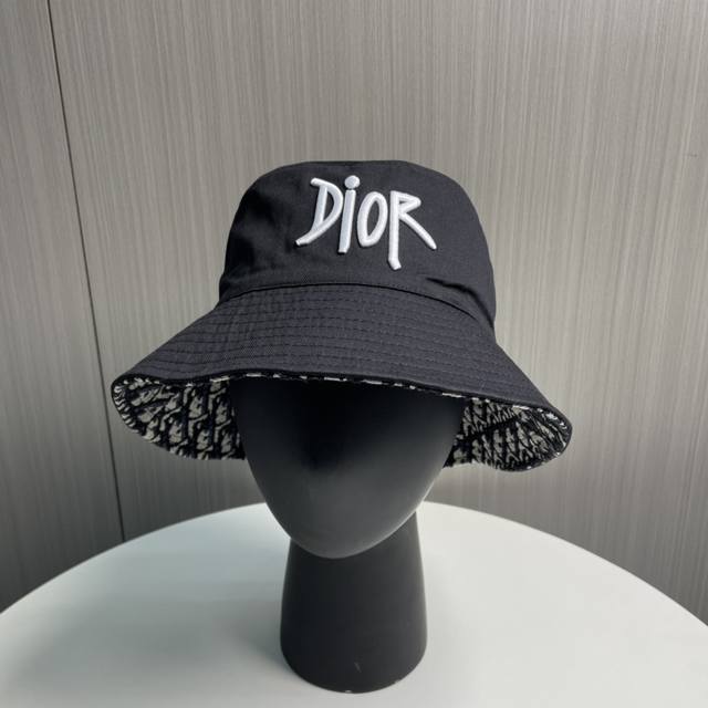 迪奥Dior 官网最新双面刺绣迪奥Logo渔夫帽，防晒指数超高，特别显脸小，有型不软塌，可随意折叠，携带方便