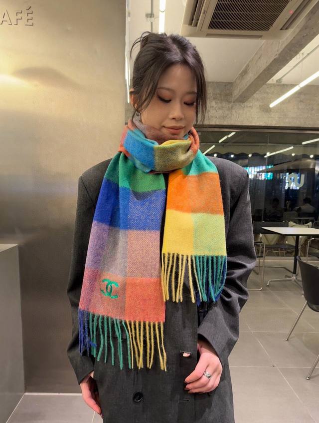 Chanel 香奈儿新款羔羊绒围巾好看的要疯掉了，太有型太有魅力了非常亮眼的秋冬单品，让你轻轻松松做C位！真的很喜欢，非常跳跃的颜色设计 上身效果无敌 %羔绒，