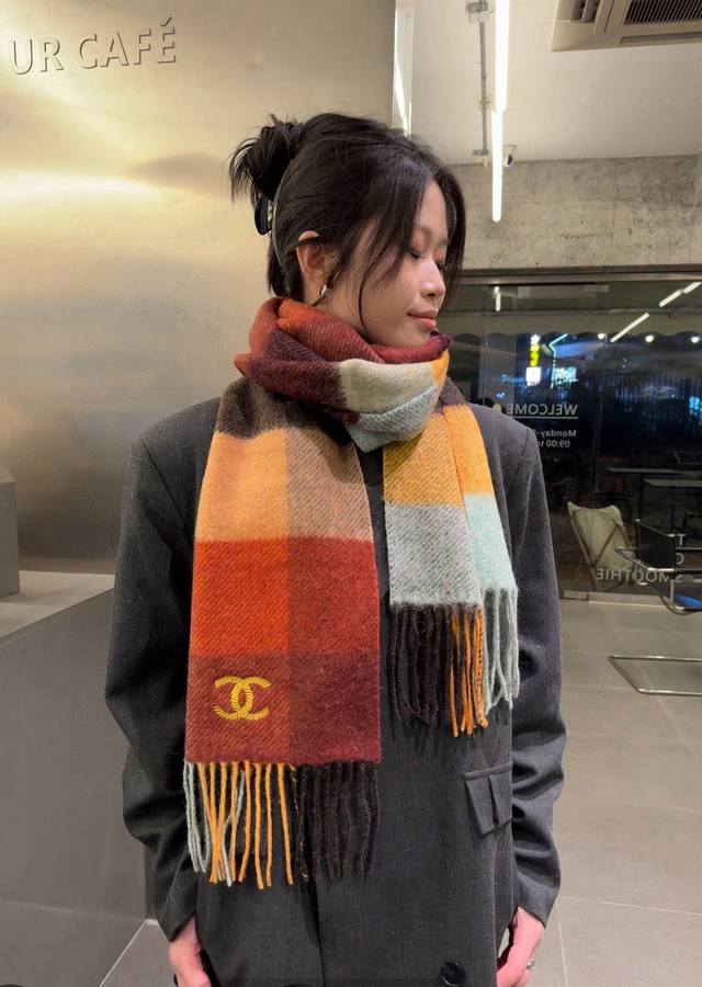 Chanel 香奈儿新款羔羊绒围巾好看的要疯掉了，太有型太有魅力了非常亮眼的秋冬单品，让你轻轻松松做C位！真的很喜欢，非常跳跃的颜色设计 上身效果无敌 %羔绒，