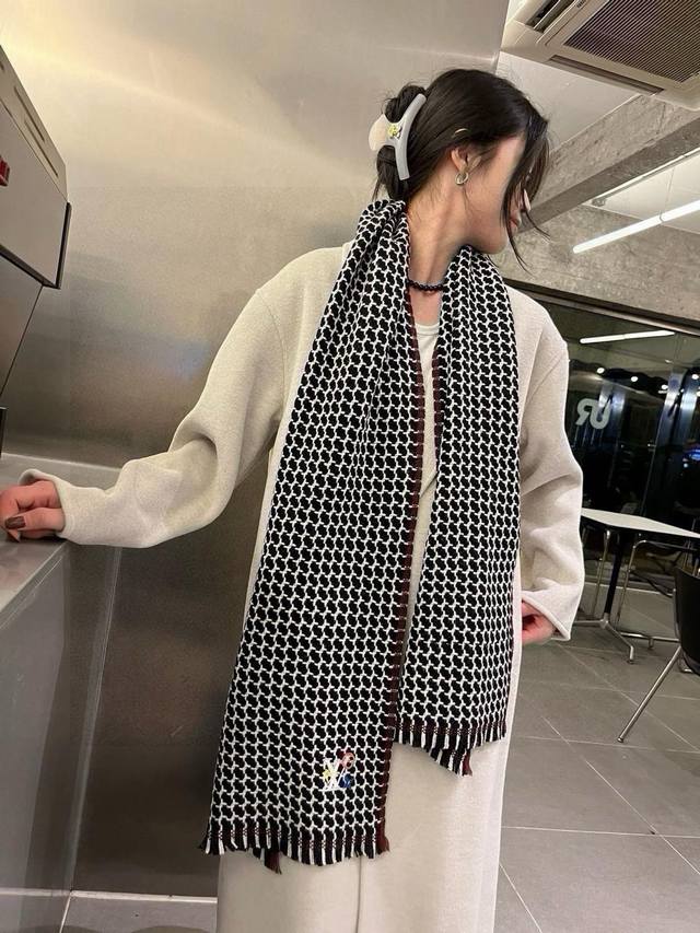 Lv 路易威登秋冬新品 羊绒轻缩围巾臻选上乘的山羊绒纤维，耗时耗力，再以清泉水浸泡涤荡，使羊绒纤维呈现出独特的蓬松质感，手感才如此细腻，采用轻缩绒工艺，才有奢华