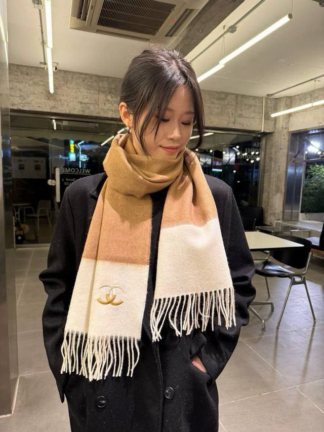 Chanel 香奈儿 喜欢有颜值，高质量的亲可入手，名媛单品，无论怎么搭配都是满满的气质感， %极品山羊绒水波纹小围巾手感柔软细腻炒鸡无敌，总之无论是面料还是工