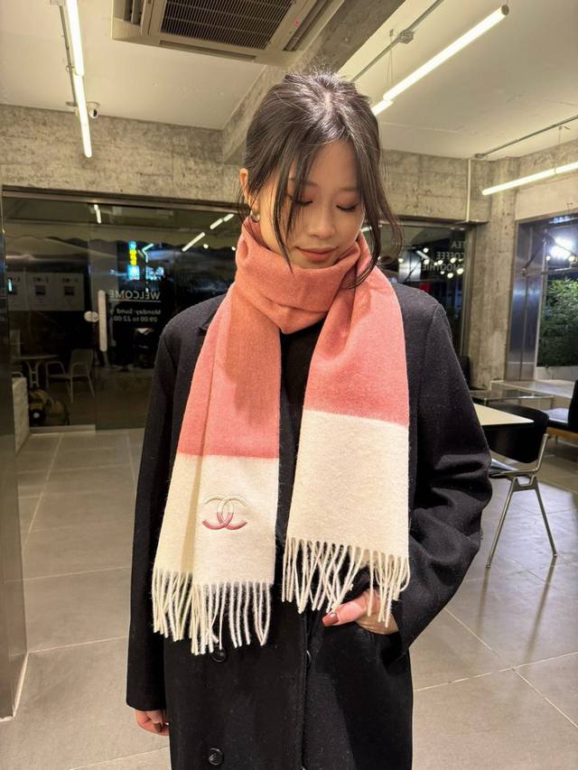 Chanel 香奈儿 喜欢有颜值，高质量的亲可入手，名媛单品，无论怎么搭配都是满满的气质感， %极品山羊绒水波纹小围巾手感柔软细腻炒鸡无敌，总之无论是面料还是工