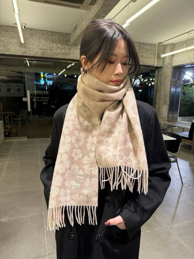 Chanel 香奈儿 巴黎时装展新款羊绒围巾！采用蒙古高原细羊绒！手感满满地都是细腻的绒毛！这个价格绝对百分之百的实惠！精湛绝伦的提花刺绣工艺！送礼自留都不错！