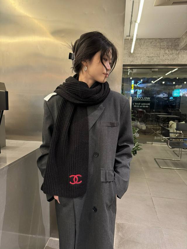 Chanel 香奈儿新款羊绒围巾来个硬货.麻溜的安排上.纯正出口原订单已经交货一批，其中一批刚过海关，直蹦英国.最后一批还在紧急生产中.这种货已经不想多描述了，