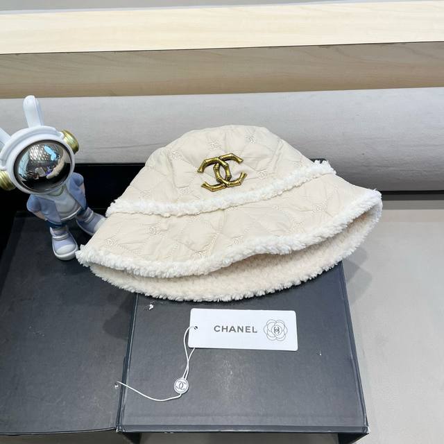 Chanel 双面韩版羊羔毛加棉渔夫帽女冬季保暖加厚菱形格纹黑色显脸小盆帽子潮