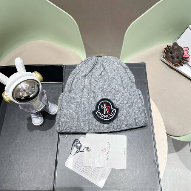 Moncler2024新款秋冬绞花针织帽子女不规则卷边保暖堆堆帽护耳包头毛线帽