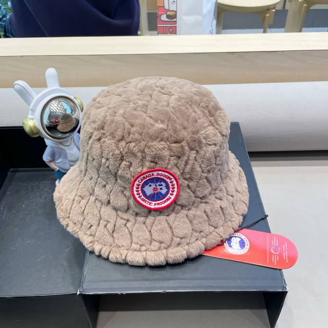 加拿大鹅。Canada Goose 保暖素颜盆帽女秋冬季新款加厚绒神器大头围显脸小羊羔毛渔夫帽子