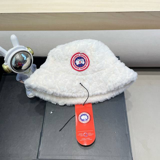 加拿大鹅。Canada Goose 保暖素颜盆帽女秋冬季新款加厚绒神器大头围显脸小羊羔毛渔夫帽子