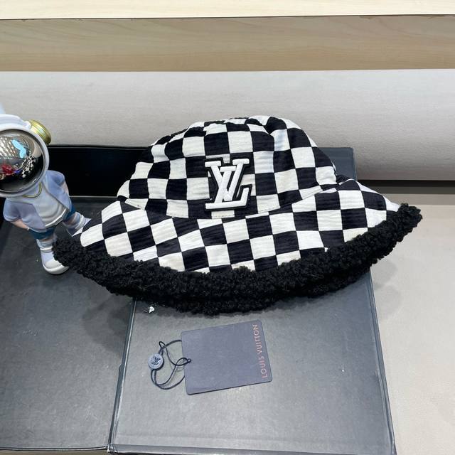 上新！路易威登 Louisvuitton 棋盘格子双面渔夫帽女秋冬保暖显脸小百搭羊羔绒帽子韩版格纹盆帽