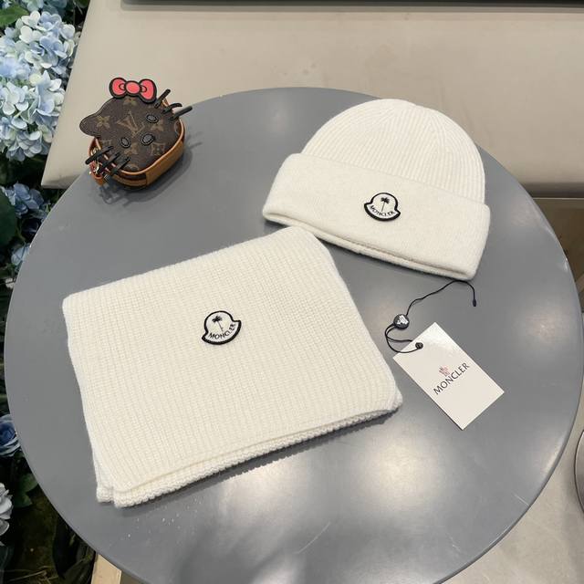 蒙口Moncler 经典套装帽子！帽子围巾！羊绒兔绒品质！暖暖哒超级舒服～冬日小姐姐减龄神器哦～这个冬天你就差这么一套套装帽子啦～又保暖又时尚！男女通用款