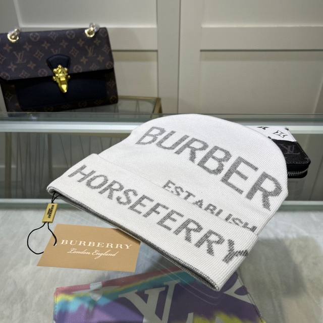 配防尘袋 Burberry 巴宝莉，针织帽 羊绒材质官网新品简约大气 紧密的针织法非常厚实 ，柔软舒适保暖又时尚爱不释手亲，赶紧入手吧男女同款