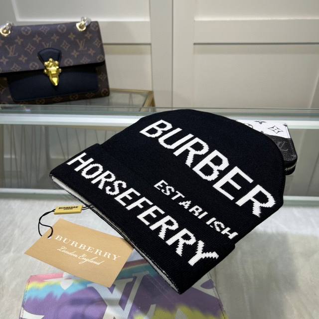 配防尘袋 Burberry 巴宝莉，针织帽 羊绒材质官网新品简约大气 紧密的针织法非常厚实 ，柔软舒适保暖又时尚爱不释手亲，赶紧入手吧男女同款