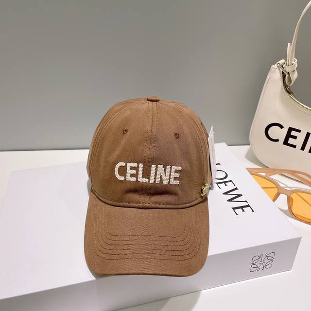 Celin* 赛琳Ss新款凯旋门刺绣棒球帽帽型完全按照定做。凯旋门图案章仔区别市面版本，大小及圈圈毛质感全部还原。定做帽子内里Logo织带