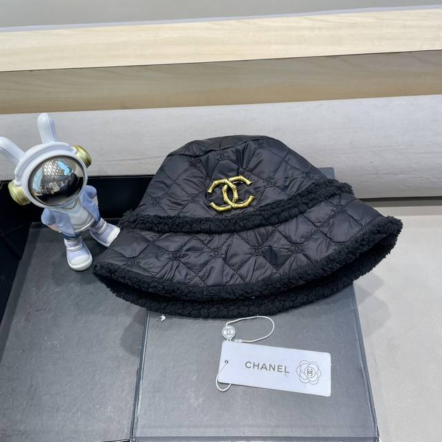 Chanel 双面韩版羊羔毛加棉渔夫帽女冬季保暖加厚菱形格纹黑色显脸小盆帽子潮