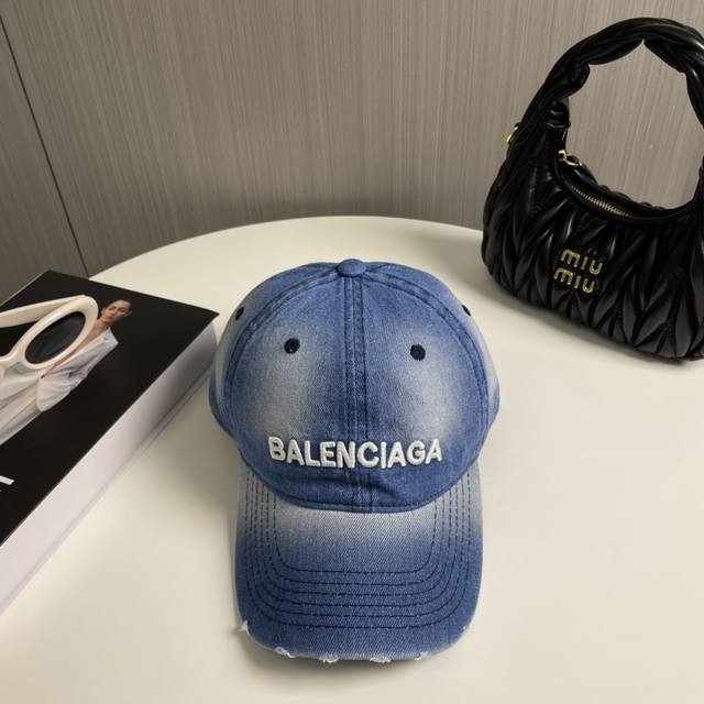 Balenciaga巴黎世家新款洗水牛仔棒球帽，很酷的色系，男女佩戴都有不同Style，第一批抢先出货！巴黎粉必入款！