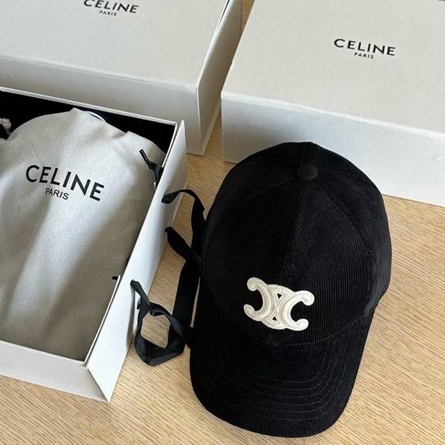 跑量 Celine～新款男女灯芯绒棒球帽 超级百搭的一个款，明星同款，灯芯绒质感很好，不厚戴着不热。 头围:57Cm左右