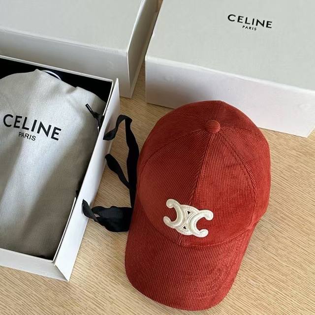 跑量 Celine～新款男女灯芯绒棒球帽 超级百搭的一个款，明星同款，灯芯绒质感很好，不厚戴着不热。 头围:57Cm左右