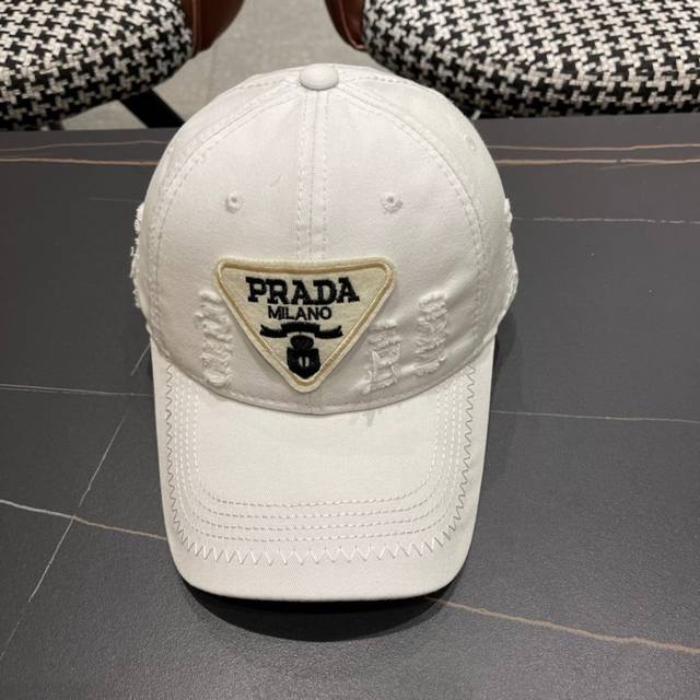 Prada 普拉达牛仔布倒三角破洞棒球帽，秀场同款，面料柔软舒适 百搭休闲款，闭眼