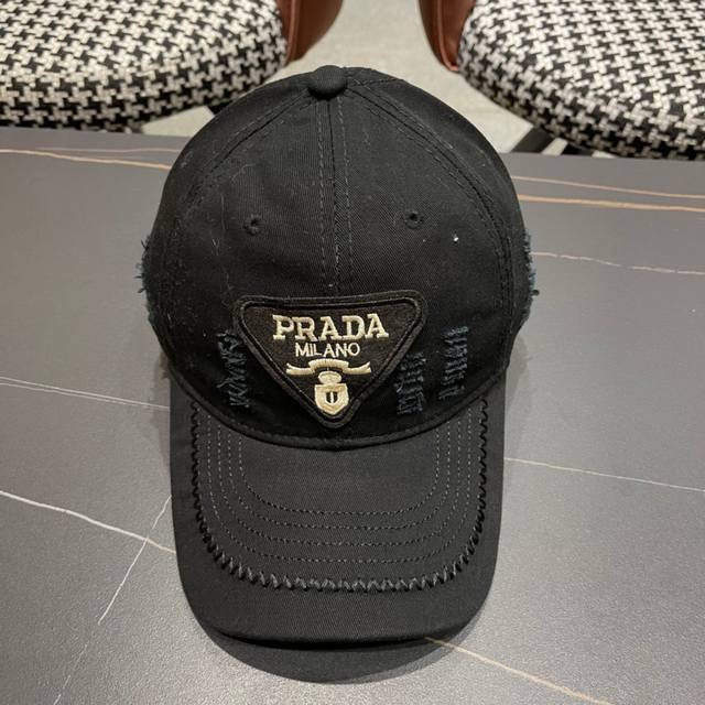 Prada 普拉达牛仔布倒三角破洞棒球帽，秀场同款，面料柔软舒适 百搭休闲款，闭眼