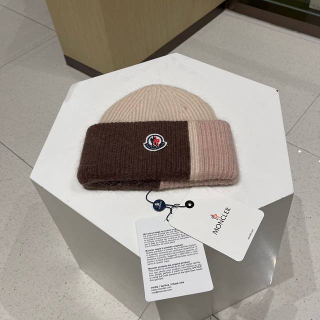 Moncler 蒙口*经典早秋针织毛线帽 时尚轻奢的宝宝们已经提前入手了！ 一贯的简约风 轻松拿捏 氛围感就是这顶毛线帽给的~