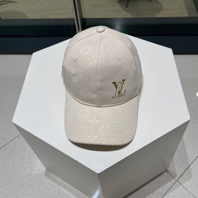 路易威登棒球帽 Louisvuitton 新款Lv棒球帽。高端大气，百搭款男女通用！