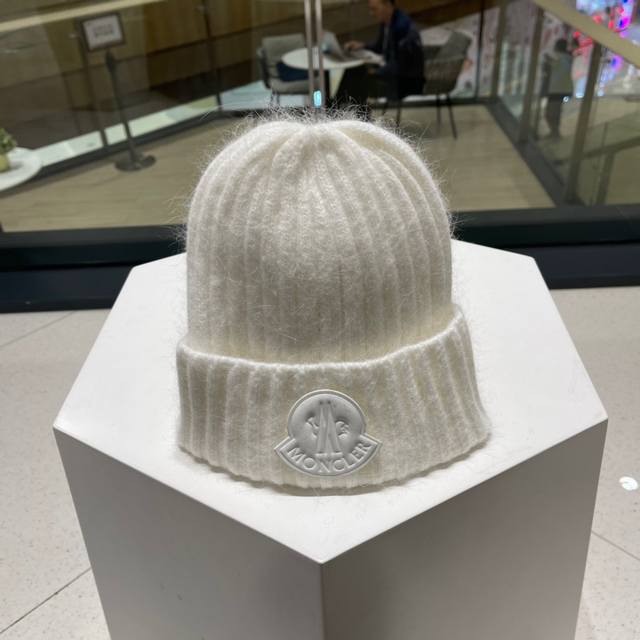 蒙口Moncler 官网最新针织帽，官网原单复刻.非常柔软亲肤，弹性很好有质感又非常百搭的款式~保暖的 羊绒毛线帽，均码有弹性~男女通用，任何头围都可以佩戴.真