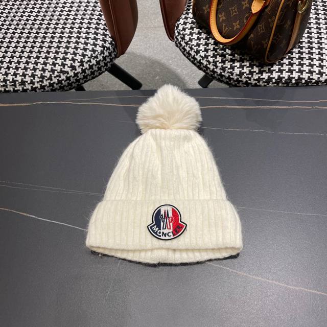 盟可睐 Moncler 蒙口！针织毛线帽 简约设计成为我秋冬穿搭的加分单品 大大增加了整体搭配视觉的饱满度