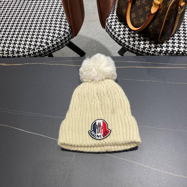 盟可睐 Moncler 蒙口！针织毛线帽 简约设计成为我秋冬穿搭的加分单品 大大增加了整体搭配视觉的饱满度