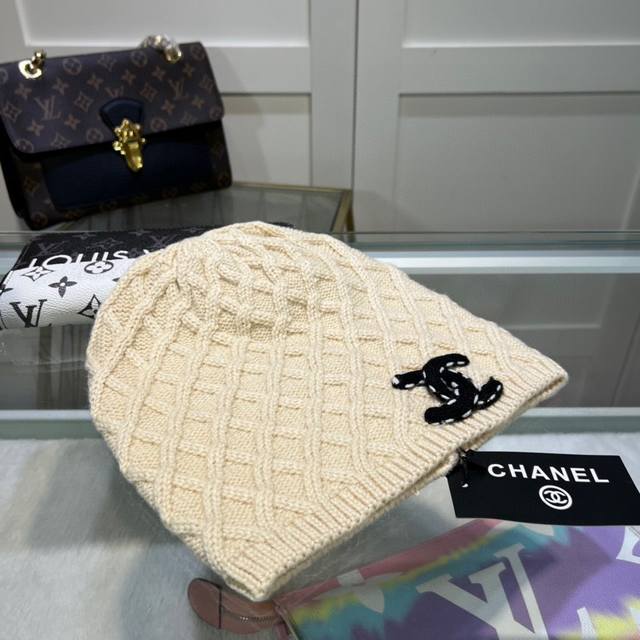 Chanel官网品质香奈儿秋冬网红时尚博主推荐款毛线帽，手感超柔软舒适的针织线帽，弹性极佳！