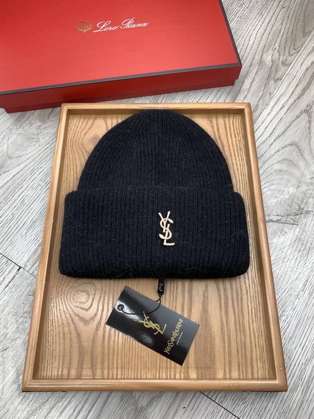 特价 。Ysl。福利！ 细毛线针织单帽 新款上架，特别实惠的一个系列帽子，面料：细毛线。密度紧致！毛线针织面料手感舒适透气性好！款式新颖别致！出街必备单品，减龄