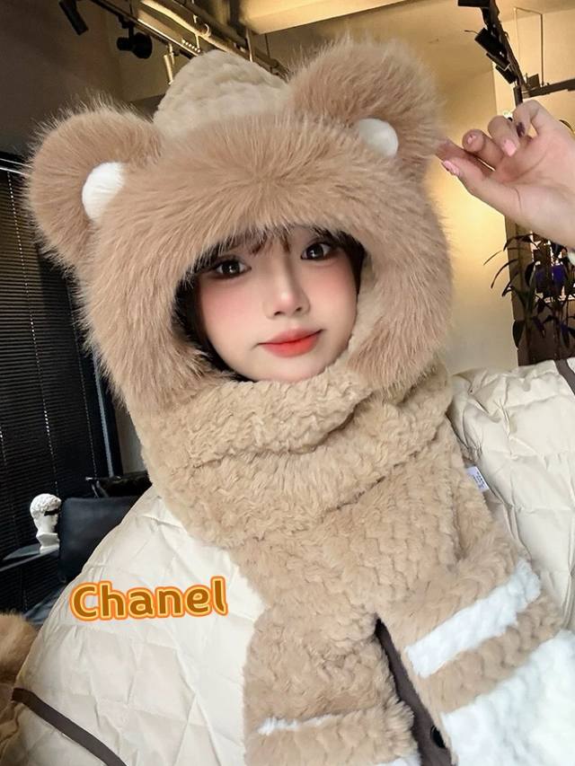 Chanel2024新款防寒保暖小熊毛绒帽子围巾手套一体女冬季加厚护耳骑行帽