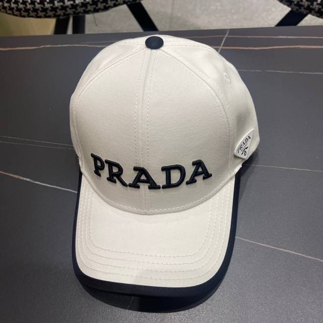 火爆倒三角四色出货！Prada 普拉达 经典原单棒球帽， 专柜1:1开模订制，原版牛津布料+头层牛皮，轻盈透气！质量超赞，基础头围56，贴片可调节。