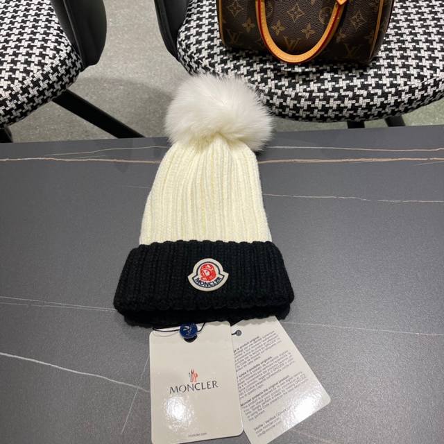 Moncler 蒙口撞色毛线帽配色狐狸毛球