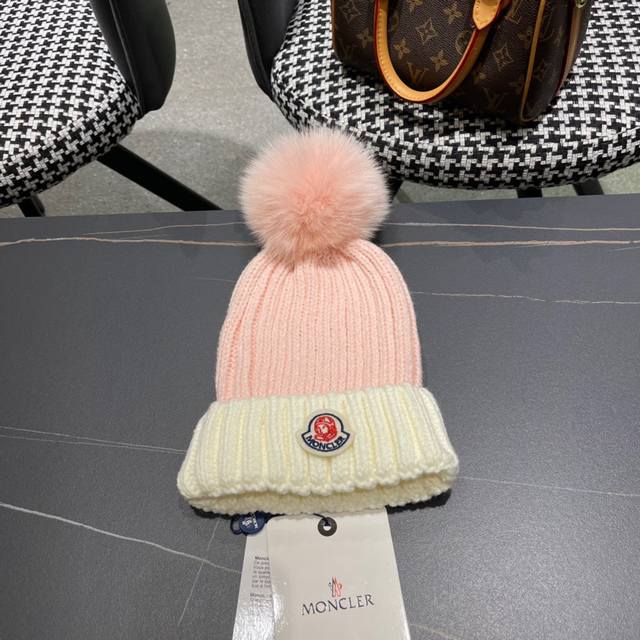 Moncler 蒙口撞色毛线帽配色狐狸毛球