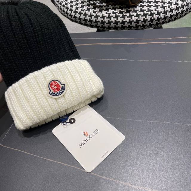 Moncler 蒙口撞色毛线帽配色狐狸毛球