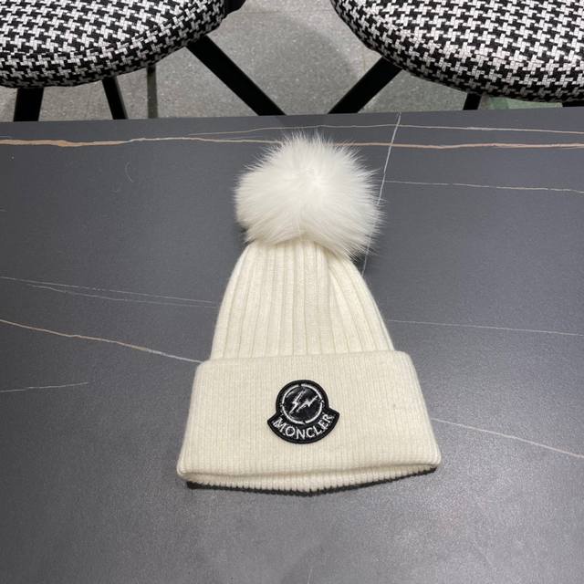 盟可睐 Moncler 蒙口 秋冬新款配狐狸毛球翻边针织帽时尚毛线帽子，保暖款