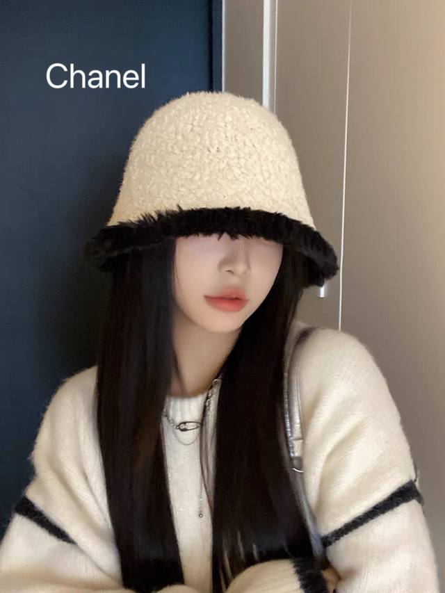 香奈儿 Chane微A帽型 巨显脸小 随便戴都很好看 想要酷点选黑色想温柔气质可以选白色 素颜戴这款帽子真的很合适 不想洗头的日子也可以时髦出门了