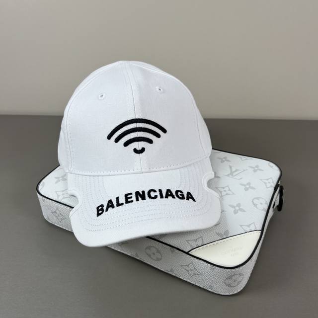 Balenciaga巴黎世家新款Logo棒球帽，很酷的色系，男女佩戴都有不同Style，第一批抢先出货！巴黎粉必入款！