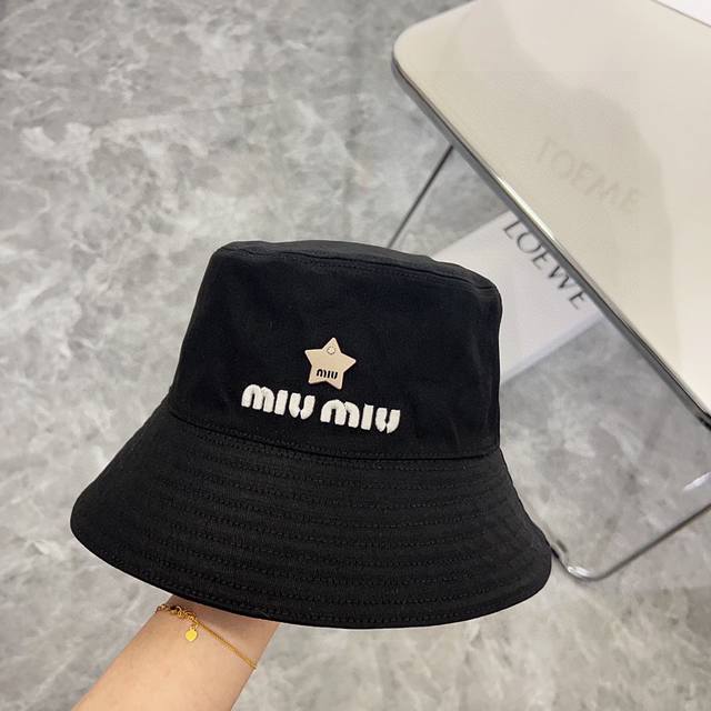 特价 配防尘袋。 Miumiu缪缪 新款专柜新款刺绣大牌渔夫帽，潮流达人必备男女款