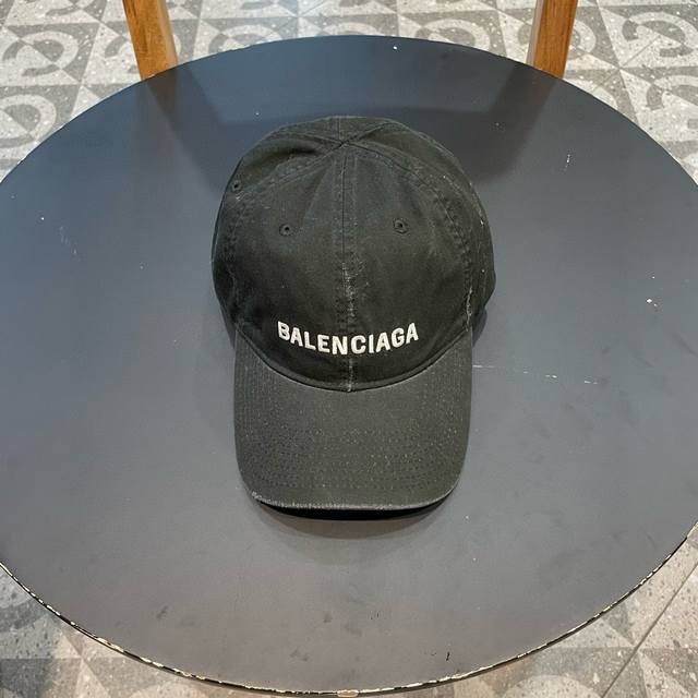 Balenciaga巴黎世家新款洗水牛仔棒球帽，很酷的色系，男女佩戴都有不同Style，第一批抢先出货！巴黎粉必入款！