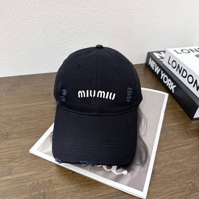 跑量 Miumiu～25春季新款棒球帽 这款帽子也太好看了！破洞设计增添了几分随性与不羁，无论搭配休闲装还是运动装都能让你轻松驾驭。